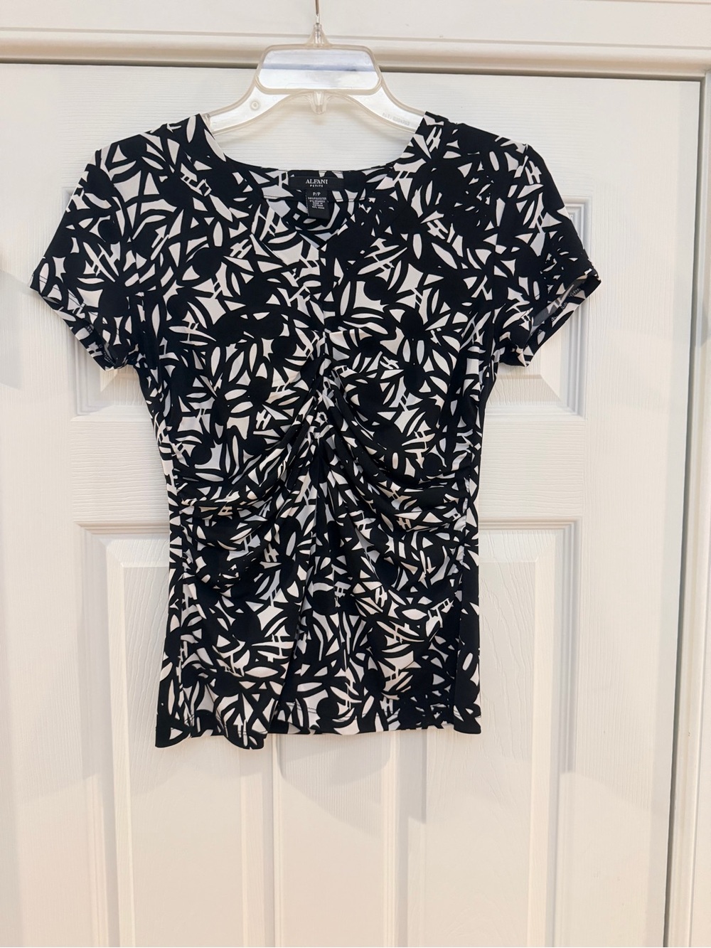 Ladies Size P/P "Alfani" Black & White Ruched Twist Short Sleeve Top GUC